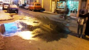 المياه العادمة تغزو شارع المدارس بإنزكان