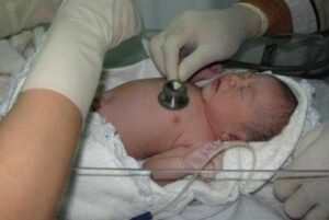 مستشار جماعي بسبت الكردان “يُوَلّْد” زوجة إمام مسجد داخل سيارة