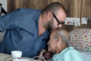 بعد العلاج:  القصر الملكي يتكلف بتغذية عبد الرحمان اليوسفي