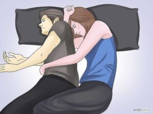 بالصور.. 10 دلالات لوضعيّات النوم في العلاقة الزوجية