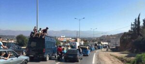 بالصور والفيديو:في موكب جنائزي كبير، الآلاف يشيعون جثمان  بائع السمك محسن فكري والمحلات التجارية تغلق أبوابها تضامنا مع الفقيد