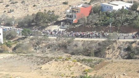 بالصور:جنازة "مول الحوت" تتحول إلى أكبر مسيرة في تاريخ الحسيمة وهذا هو عدد المشاركين فيها