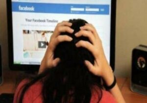 شريط فيديو لفتاة داخل الحافلة ترتدي سروال يكشف عضوها الحميمي داير روينة في مواقع جنسية عالمية