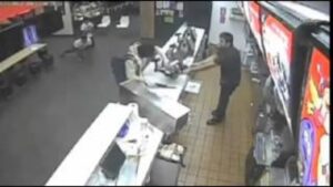 سرقة طالبة وسط مطعم “ماكدونالدز” بطريقة احترافية، بطلها شاب كان رفقة زوجته وابنته