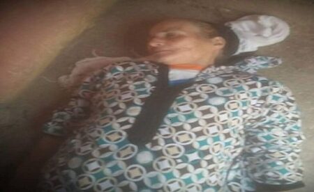 بالصورة:ابن عاق يعتدي على أمه ويرمي بها خارج المنزل في ليلة ممطرة