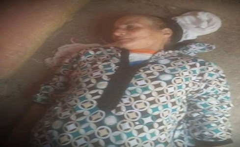 بالصورة:ابن عاق يعتدي على أمه ويرمي بها خارج المنزل في ليلة ممطرة