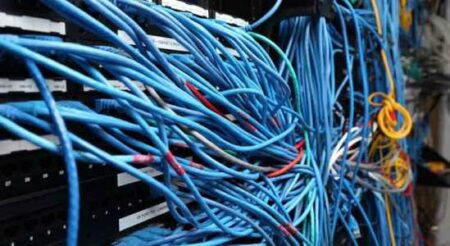 هجوم يسقط أهم مواقع العالم.. وأنباء عن الإطاحة بنصف شبكة الانترنت العالمية