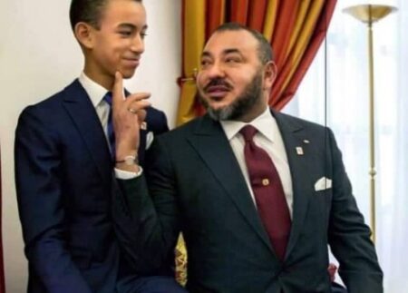 (+صورة)ابتسامة وود ومداعبة…مشهد غير مسبوق للملك وولي عهده-