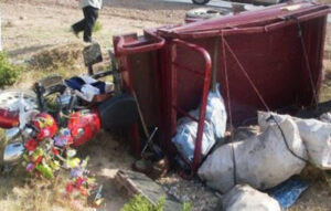 انقلاب تريبورتور يدخل سائقه الى المستشفى ووفاة مرافقه