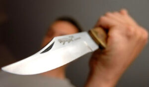 القبض على شخص بعد اعتداء شنيع على شاب بسكين