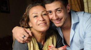 (+فيديو) لمجرد باكيا: “يالميمية وليدك لاباس”