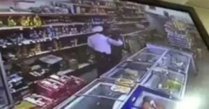 شرطي يسرق هاتف زبون داخل سوبر ماركت
