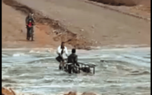 (+صور)فيديو جديد يوثق لحظات مؤثرة قبل غرق شاب بواد سوس والوقاية المدنية تواصل البحث