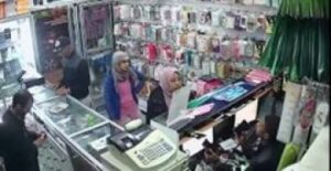 لحظة سرقة هاتف من محل بطريقة “اخطف واجري”