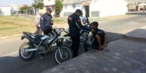 أيت ملول:توقيف مجرم ينزع الدراجات النارية من أصحابها ويعتدي عليهم بالسلاح الأبيض