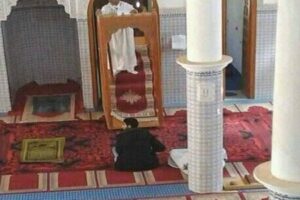 مثير:شخص في حالة هيجان يمنع المصلين من أداء صلاة الجمعة والأسباب مثيرة