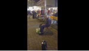 شيخ يقرأ القرآن الكريم في الشارع بصوت خرافي أدهش المواطنين