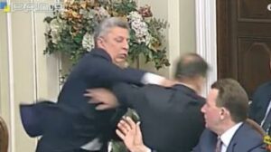 اشتباك عنيف بالأيدي في البرلمان الأوكراني