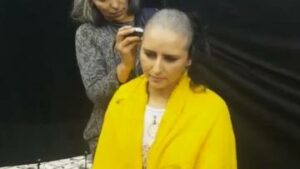 الفنانة منال الصديقي تحلق رأسها كليا بسبب السرطان