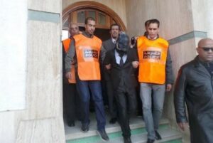 القبض على شرطيين مزورين يبتزان أصحاب المحلات التجارية بطانطان وبحوزتهما جهازين لاسلكيين وهذا ما كانا يقومان به