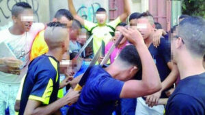 “تلاميذ” يخلقون الحدث بسيوف طويلة بساحة ثانوية بأكادير ويخلفون إغماءات في صفوف الأساتذة