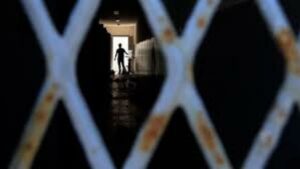 سجين يفر بطريقة مثيرة من نافذة مرحاض بتارودانت ومطاردة فاشلة لاعتقاله