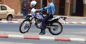 خطير:عصابة تهاجم شرطيا بأسلحة بيضاء وتنزع جهازه اللاسلكي