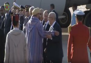 بنكيران يوقف الملك محمد السادس للتحدث معه قبل مغادرته أرض الوطن