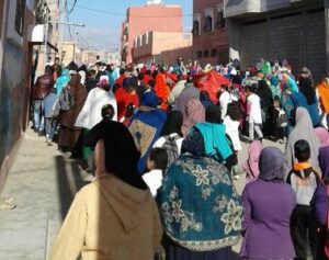 (+صور)عاااااجل بأكادير:مسيرات احتجاجية وتوقف الدراسة ومطالب بتدخل السيدة الوالي