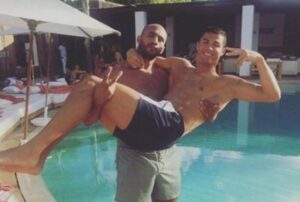 اعتراف رونالدو بمثليته تعيد إلى الأذهان الشائعات السابقة حول نوعية علاقته مع بدر هاري