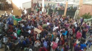 مثير:والد تلميذة تجرد من ملابسه بالكامل وسط مؤسسة تعليمية وسلخ الأساتذة وإليكم التفاصيل