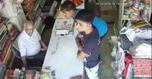 مراهقان يخدعان بائعا «عجوز» ويسرقانه بطريقة ماكرة