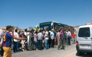 الطلبة القاطنون بالدراركة يعترضون طريق حافلات ألزا للفت انتباه المسؤولين والسلطات