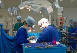 فريق طبي مغربي ينجح في زرع كليتين وقرنيتين لمريضة في حالة موت دماغي