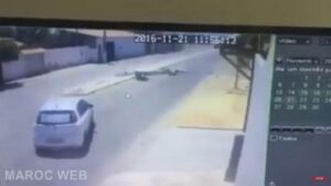 سائق دراجة منحوس دار كسيدة أو طاح عليه بوطو ديل ضو