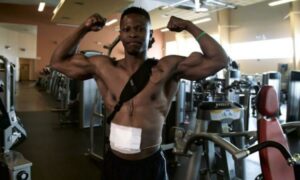 شاب بلا قلب يمارس رياضة كمال الأجسام