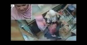 لحظة سرقة امرأة باعت ذهبها لعلاج ابنتها المريضة بالمغرب