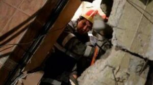 انهيار جدار منزل آيل للسقوط يخلف قتلى وجرحى