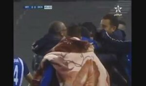 لاعب اتحاد طنجة يحمل معه “مانطا” داخل الملعب