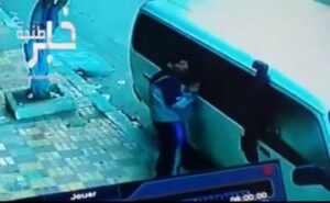 كاميرات المراقبة تفضح لصا متلبسا بسرقة سيارة