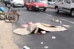 مأساة:شاحنة تفصل رأس شخص عن جسده عندما كان يقوم بربط حزام حذائه