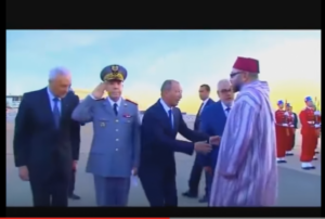 بنكيران يحاول إيقاف الملك لدى عودته للتحدث معه والملك يتجاوزه مسرعا