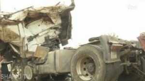 انقلاب شاحنة محملة بأطنان من الجزر