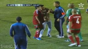 مشجع مغربي يقتحم الملعب للالتقاط سيلفي مع مارادونا