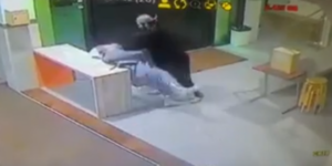 (+فيديوصادم) سلفي مغربي يعتدي على مؤذن بالضرب المبرح داخل المسجد