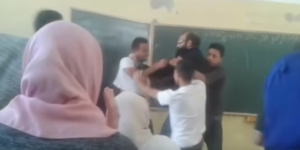 (+فيديو خطير بتارودانت):تبادل الضرب واللكم بين تلميذ وأستاذ الرياضيات داخل القسم بتارودانت يتحول إلى اشتباك جماعي وسط صيحات التلاميذ