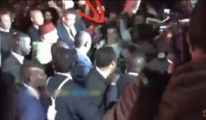 شاهد حراس الملك يتدخلون لإيقاف شخص أراد عناقه وسط حشد كبير بالسنغال