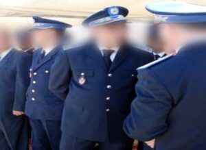 عزل ضابط شرطة لامتهانه الغناء بـ”كباريهات” أكادير