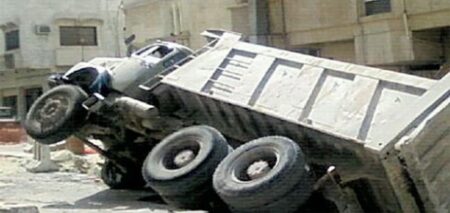 عااجل بالصور:حفرة كبيرة بأكادير تبتلع شاحنة محملة بالحصى