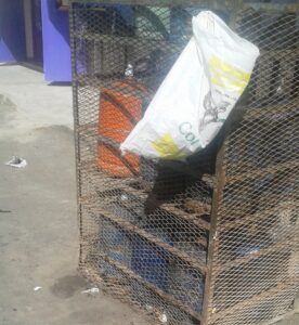 بقال يستغل ملكا عموميا وسط حي الباطوار بأكادير والسلطات تلتزم الصمت